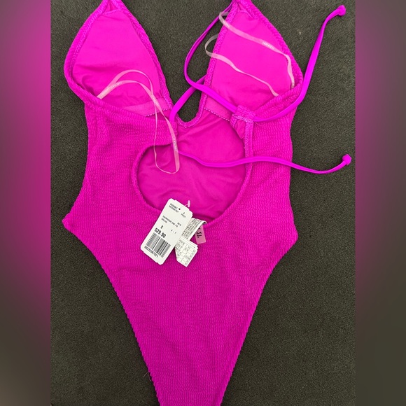 Beautiful One piece - Picture 2 of 2